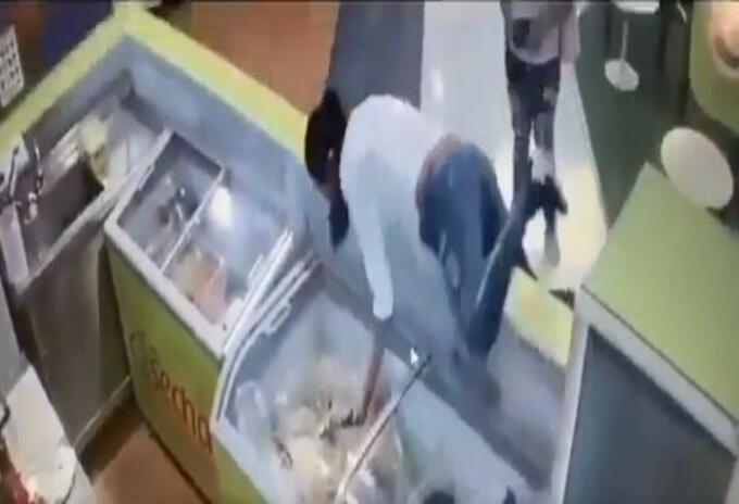 ‘Mujer araña’ hace increíbles maniobras para robarse un celular en Atlántico