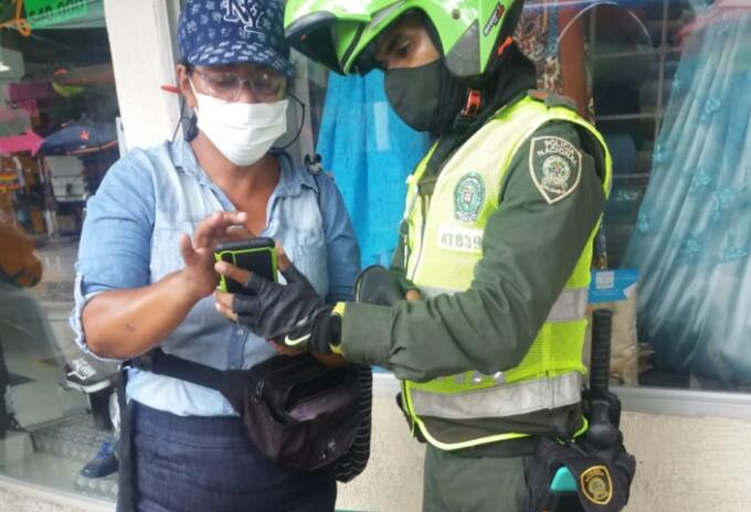 Mujer que se limpia con tapabocas