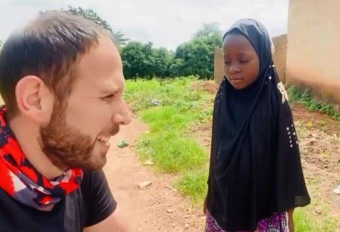 Niña huérfana recibe su primer muñeca y reacciona de forma conmovedora