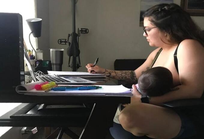 Profesor de EU prohíbe a alumna amamantar a su bebé durante su clase en línea