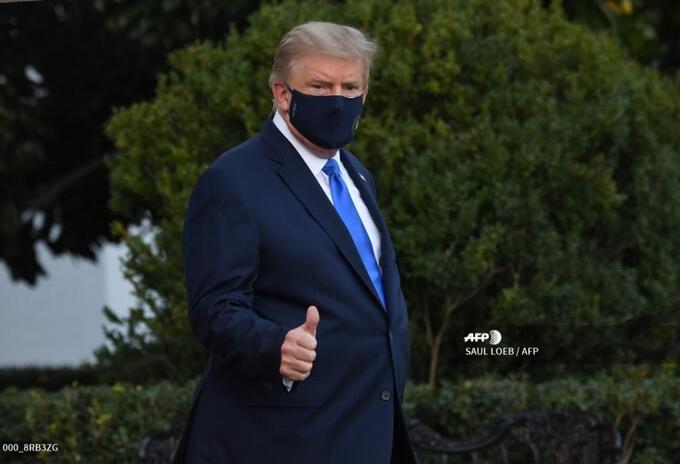 Donald Trump sale caminando de la Casa Blanca