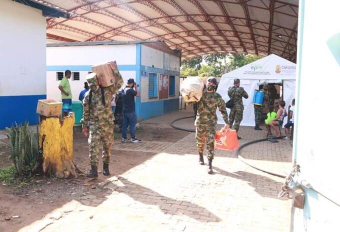 Algunas familias regresaron con el apoyo del Ejército a sus viviendas.
