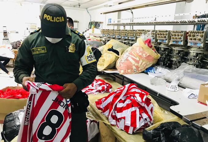 Incautan camisas piratas del Junior