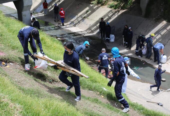 Desmantelamiento de cambuches en el Canal Comuneros de Bogotá