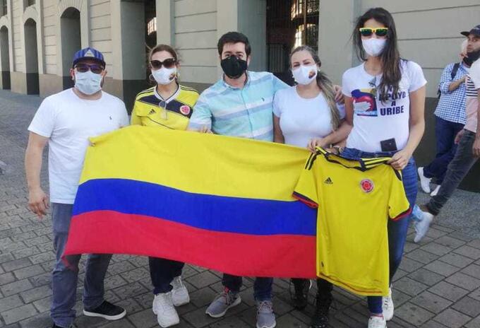 Plantón y caravana en Medellín a favor de Álvaro Uribe.
