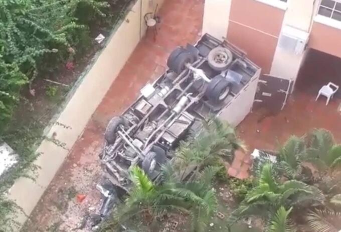 Camión volcado en Barranquilla