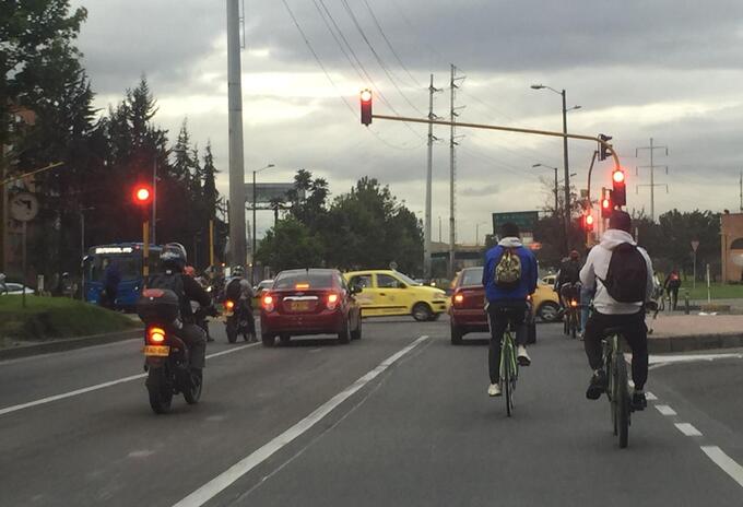 Ciclistas comparten vías con conductores, en Bogotá.