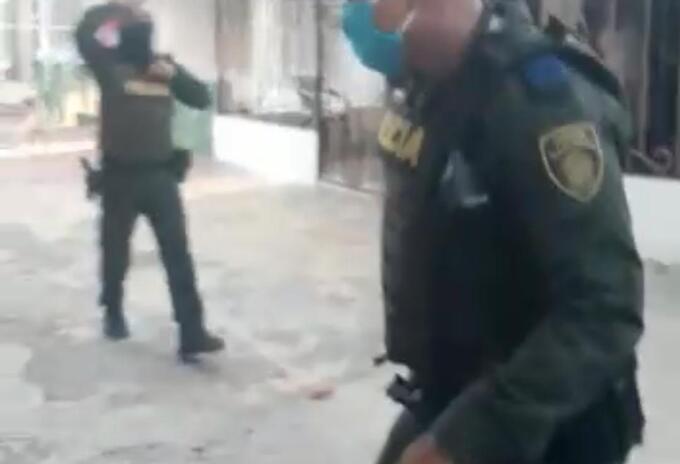 El uniformado está señalado de disparar contra un hombre.