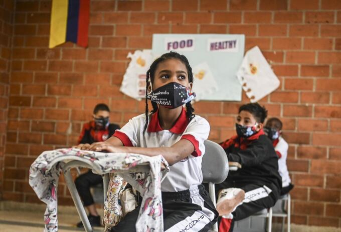 Estudiantes asisten a una clase en una escuela pública en Colombia.
