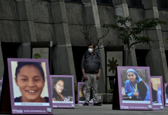 Fotos de víctimas de feminicidio, en el marco del Día Internacional para la Eliminación de la Violencia contra la Mujer.