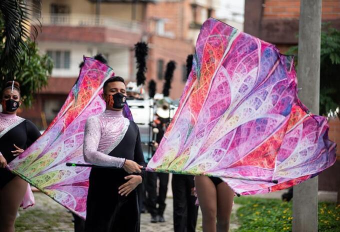 La 'tamborada' incluye música y diferentes muestras artísticas para evitar la quema de pólvora.