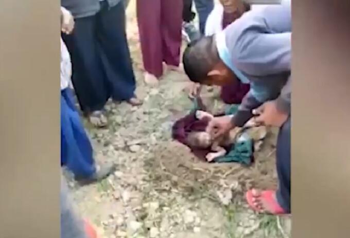 Entierran vivo a un bebé en India