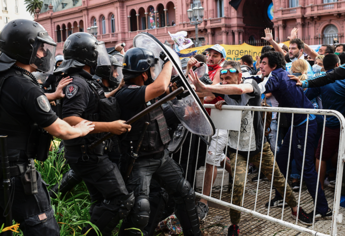 Disturbios en velorio de Maradona