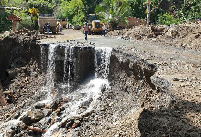 Las labores de remoción de escombros se han dificultado por la inestabilidad del terreno.