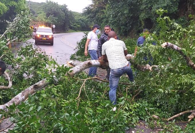 En el tramo sobre la troncal del caribe en la vía que de Santa Marta lleva a Riohacha, se presentan varias afectaciones por derrumbes