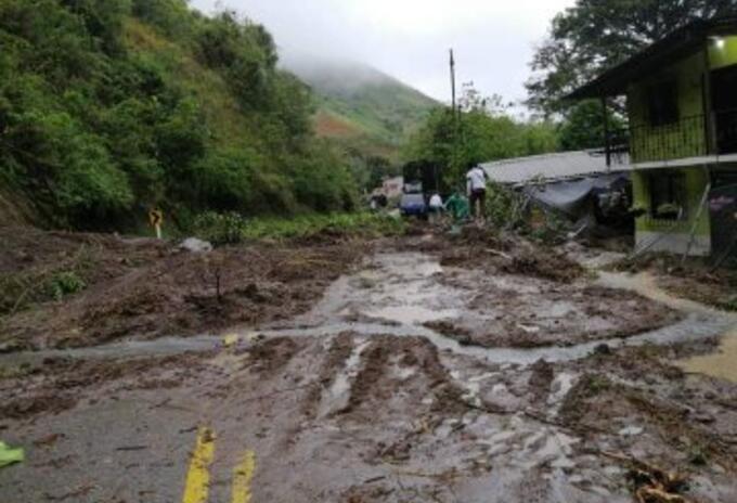 La remoción de escombros se ha dificultado por las lluvias.