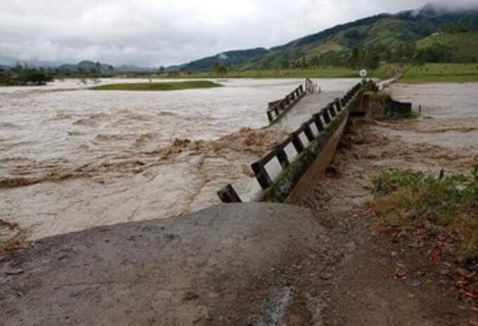 Los puentes vehiculares fueron arrastrados por la corriente del río Penderisco.
