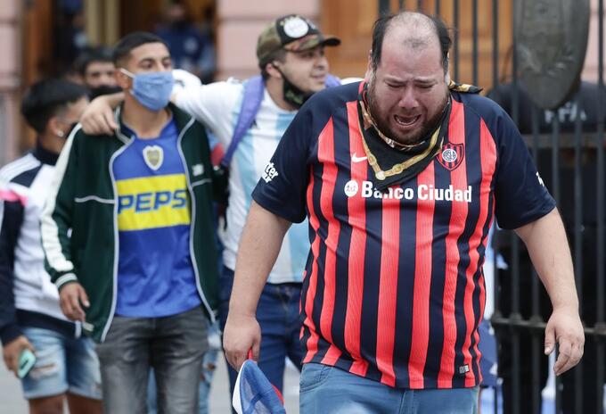 Hinchas argentinos despidiendo a Maradona