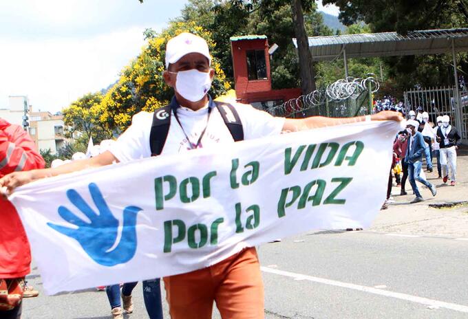 Marcha de exguerrilleros de las Farc hacia la Plaza de Bolívar.