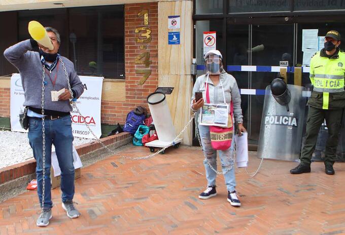 Protesta de empleados de la Fundación CIDCA encadenados