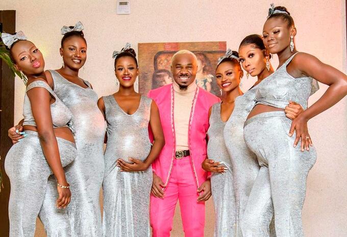 Hombre llega a una boda con sus seis novias