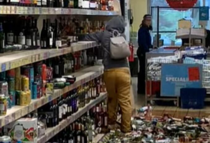 Mujer rompe botellas de licor en supermercado Mujer rompe botellas de licor en supermercado