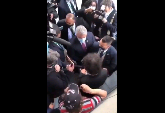 Iván Duque encaró a varios ciudadanos que le llamaron paramilitar