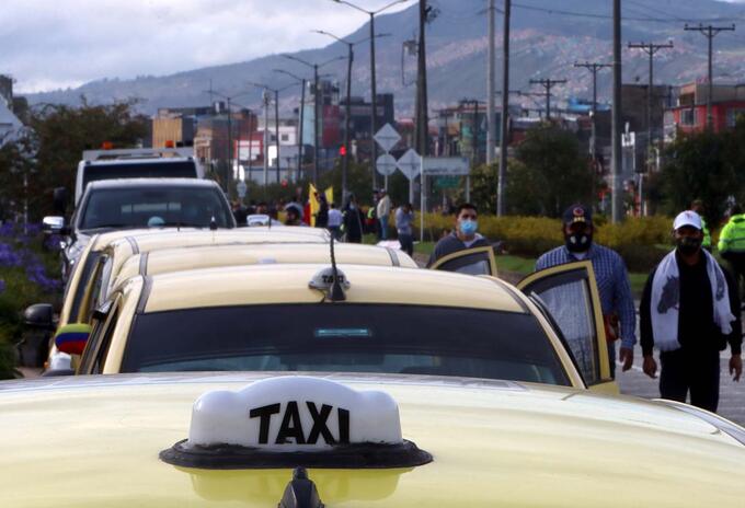 Revelan placas de taxi en el que se transporta banda que roba en Bogotá