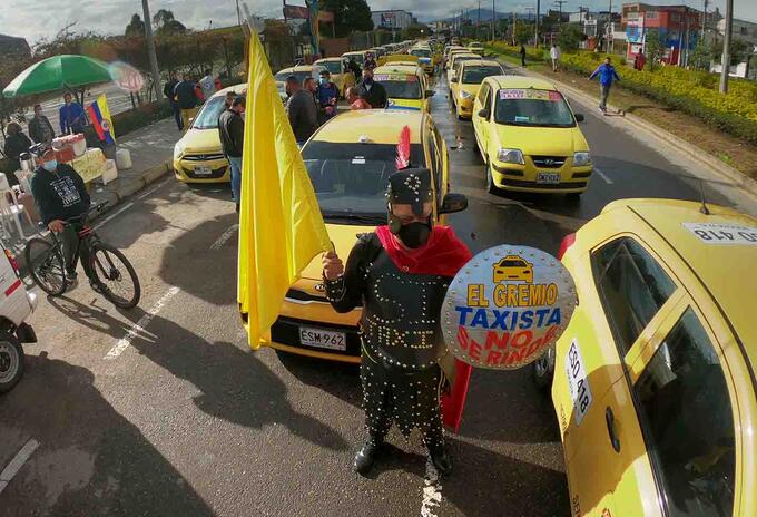 Taxistas de Bogotá protestan: dicen no a legalización de Uber y otras plataformas