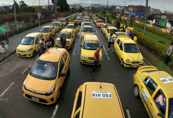 Taxistas de Bogotá protestan: dicen no a legalización de Uber y otras plataformas