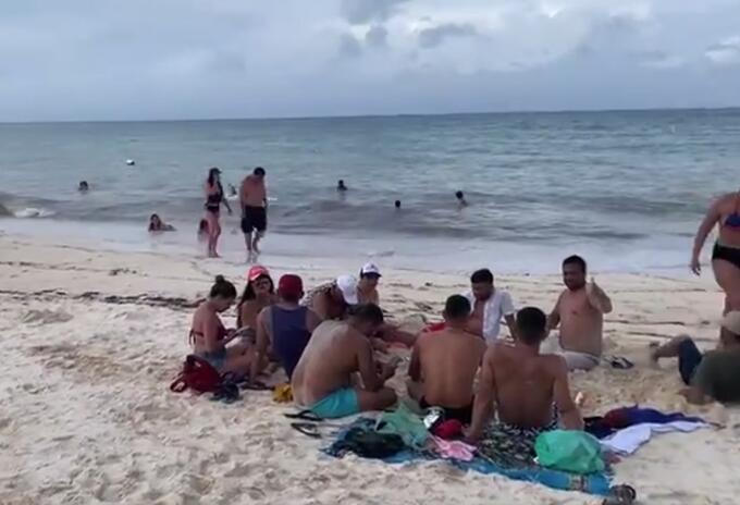 Turistas en San Andrés después del paso del huracán Iota