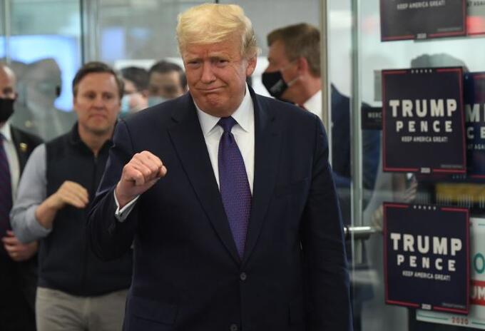 Donald Trump en la sede de campaña del partido republicano en Virginia