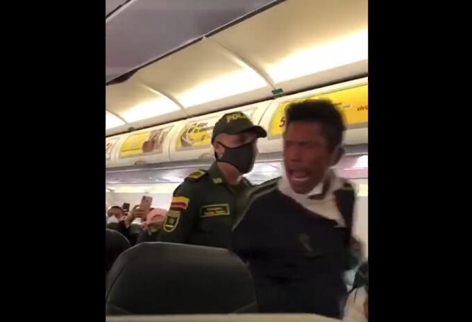 El hombre estaba en estado de alicoramiento y tuvo que ser bajado de la aeronave