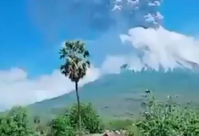 Volcán en Indonesia Volcán en Indonesia