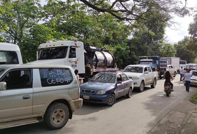 Vehículos parados en la vía Cúcuta-Tibú