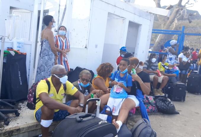 Providencia. Habitantes de la Isla buscan salir tras la devastación que dejó el huracán Iota