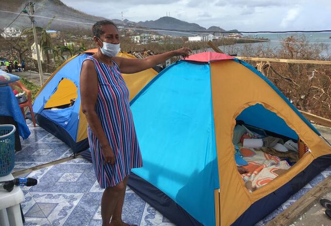 Habitantes de Providencia levantan los escombros de sus viviendas tras la devastación que dejó Iota