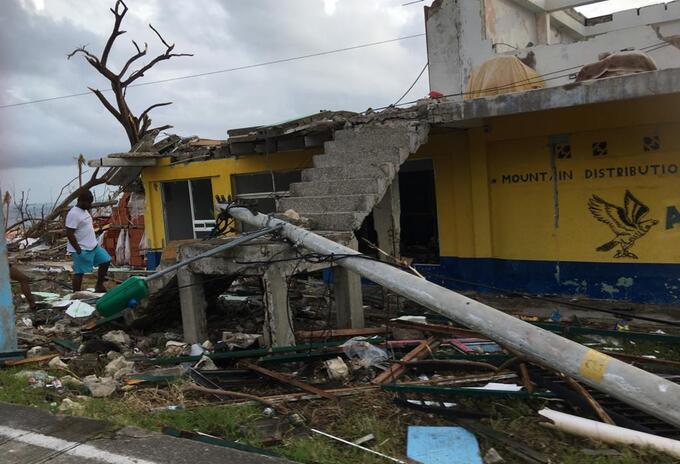 Habitantes de Providencia levantan los escombros de sus viviendas tras la devastación que dejó Iota