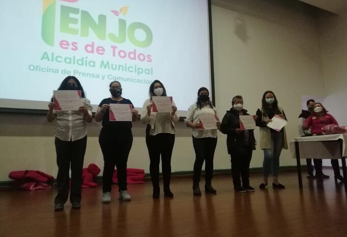 Mujeres se graduaron de diplomado