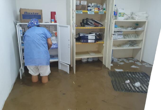 El puesto de salud se inundó junto a los colegios y albergues