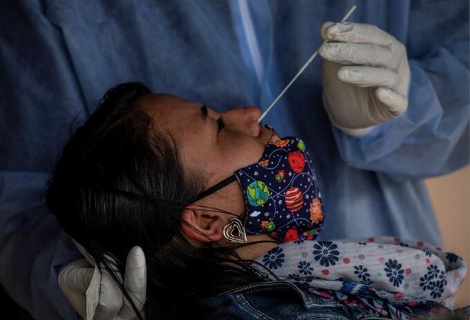 Coronavirus en Colombia - Personal de la salud toma muestras en Bogotá.