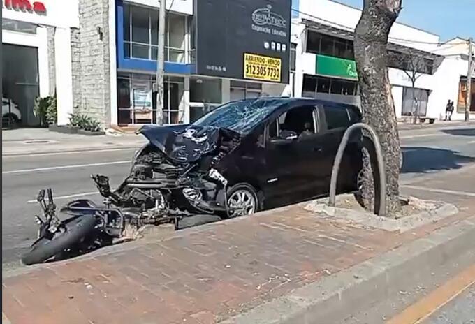 La motocicleta fue arrastrada por lo menos 50 metros.