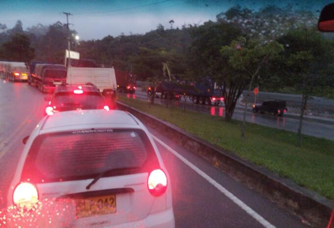 Vehículos en vía Ibagué - Armenia.