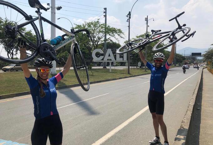 Pareja de esposos ciclistas tras su arribo a la meta en Cali.