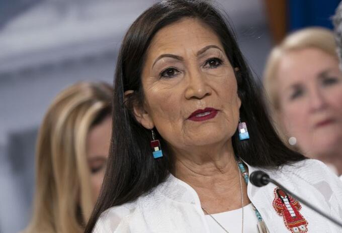 Diputada Deb Haaland, nominada por Biden a secretaría del Interior