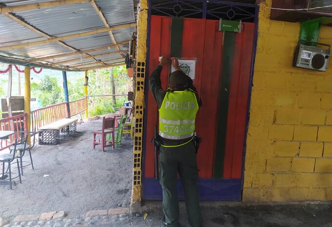 Sorprenden a más de 60 personas en una fiesta clandestina en Contratación