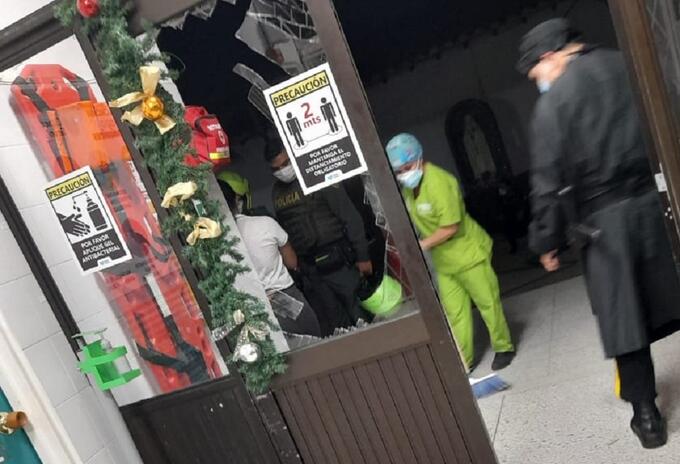 Los familiares de la persona estallaron en ira por un posible diagnóstico por Covid.