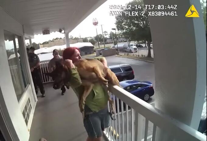 Mujer lanza perrita
