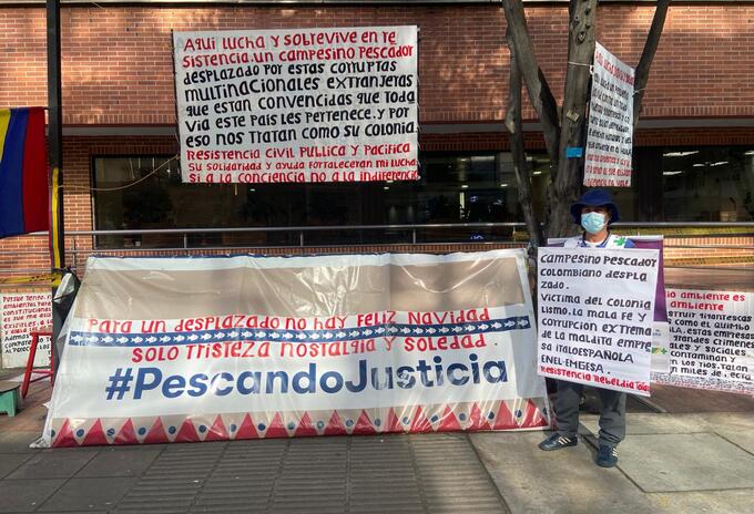 Orlando Ramírez, pescador del Río Magdalena protestando en Bogotá.