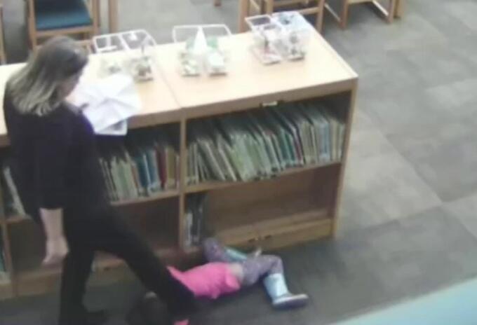 Profesora pateó a niña